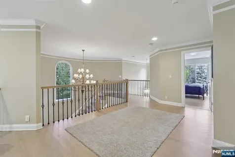 4 Point View Oakland NJ 07436