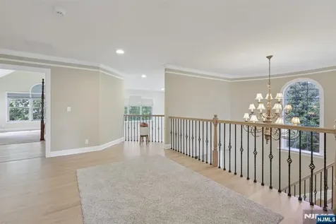 4 Point View Oakland NJ 07436
