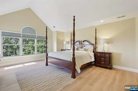 4 Point View Oakland NJ 07436