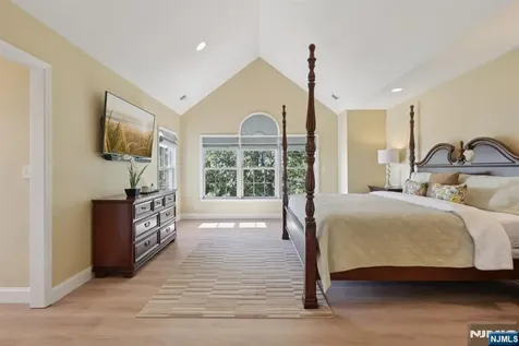 4 Point View Oakland NJ 07436