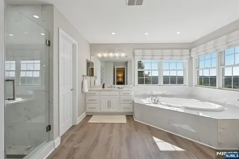 4 Point View Oakland NJ 07436