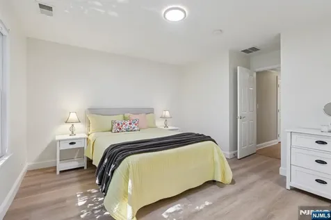 4 Point View Oakland NJ 07436