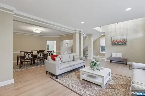 4 Point View Oakland NJ 07436