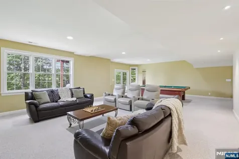 4 Point View Oakland NJ 07436