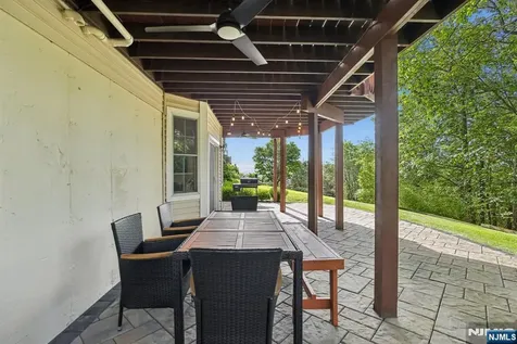 4 Point View Oakland NJ 07436