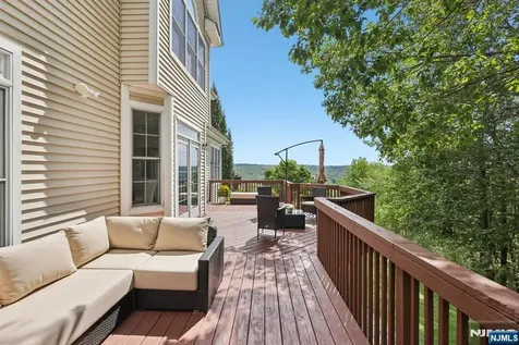 4 Point View Oakland NJ 07436