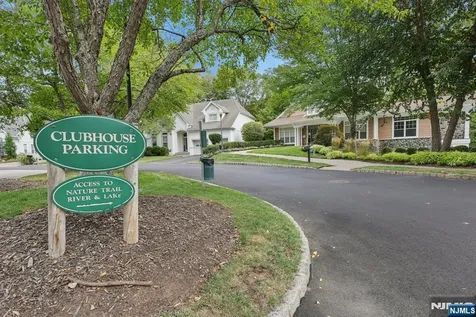 4 Point View Oakland NJ 07436