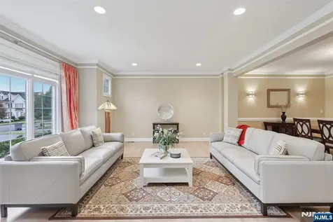 4 Point View Oakland NJ 07436