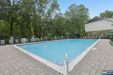 4 Point View Oakland NJ 07436