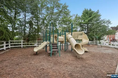 4 Point View Oakland NJ 07436