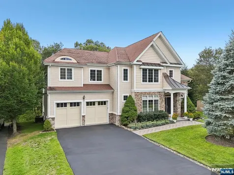 4 Point View Oakland NJ 07436