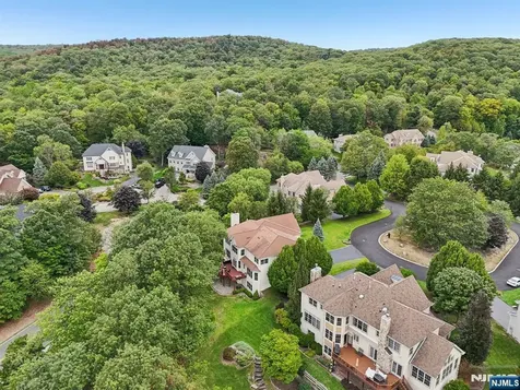 4 Point View Oakland NJ 07436