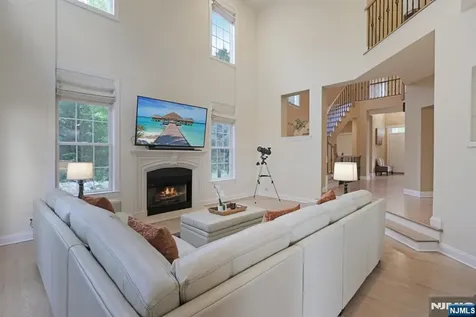 4 Point View Oakland NJ 07436