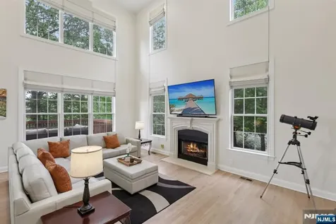 4 Point View Oakland NJ 07436