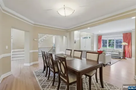 4 Point View Oakland NJ 07436