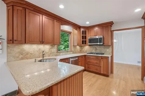 10 Hilltop Terrace Wayne NJ 07470