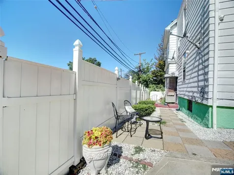 170 Oakland Terrace Newark NJ 07106