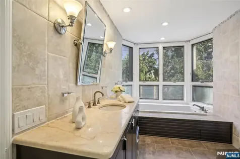 185 Kensington Drive Fort Lee NJ 07024