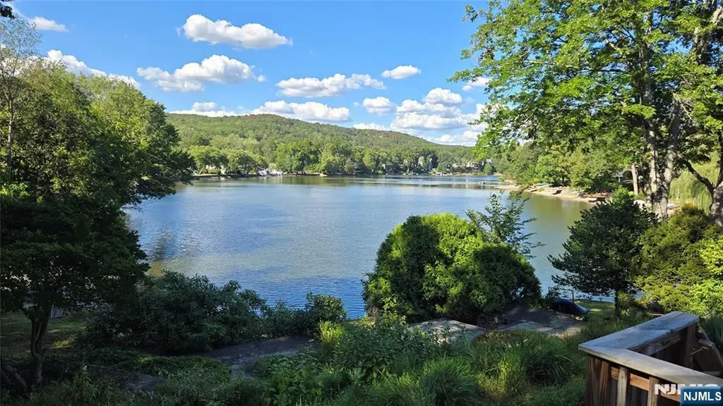 31 Lakeshore Drive Oakland NJ 07436