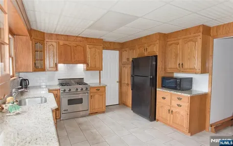 31 Lakeshore Drive Oakland NJ 07436