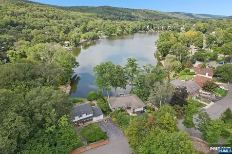 31 Lakeshore Drive Oakland NJ 07436