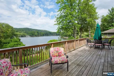 31 Lakeshore Drive Oakland NJ 07436