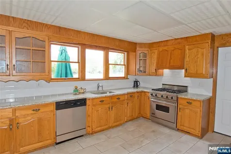 31 Lakeshore Drive Oakland NJ 07436