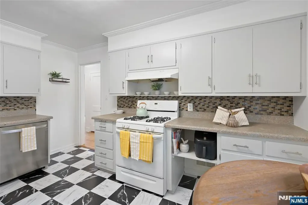 15 Brown Place Bergenfield NJ 07621