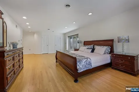 53 Ponds Circle Wayne NJ 07470