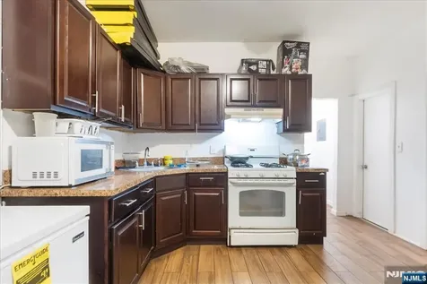552 Norwood Street East Orange NJ 07018