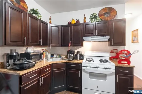 552 Norwood Street East Orange NJ 07018