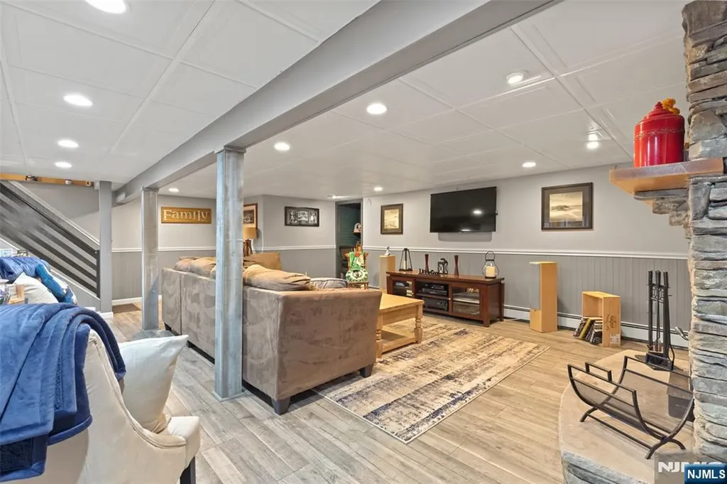 148 Vreeland Avenue Bloomingdale NJ 07403