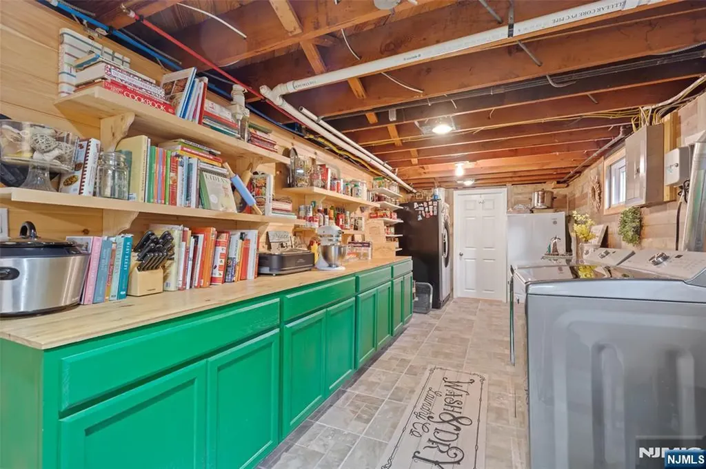 148 Vreeland Avenue Bloomingdale NJ 07403