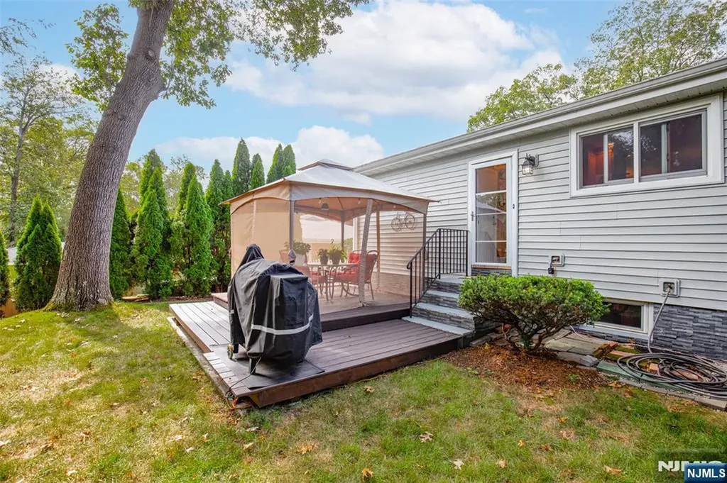 148 Vreeland Avenue Bloomingdale NJ 07403