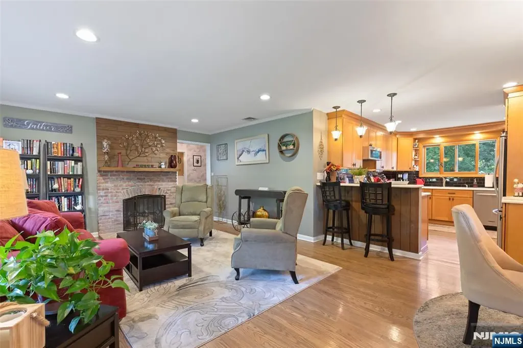 148 Vreeland Avenue Bloomingdale NJ 07403