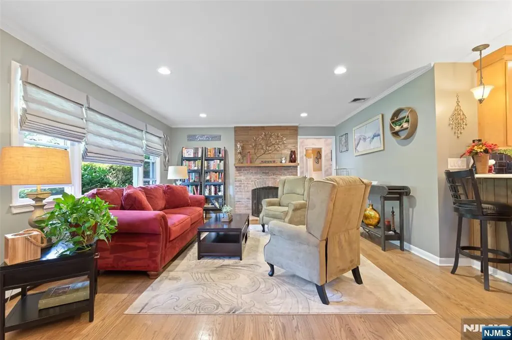 148 Vreeland Avenue Bloomingdale NJ 07403