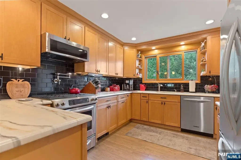 148 Vreeland Avenue Bloomingdale NJ 07403