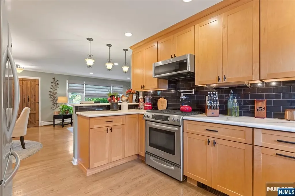 148 Vreeland Avenue Bloomingdale NJ 07403