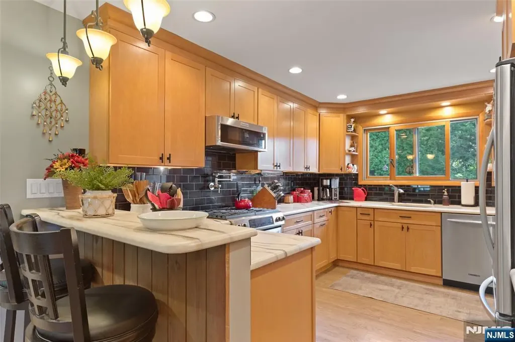 148 Vreeland Avenue Bloomingdale NJ 07403