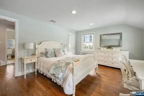 86 Carlton Avenue Ho-ho-kus NJ 07423