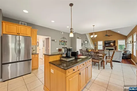 107 Hamilton Trail Totowa NJ 07512