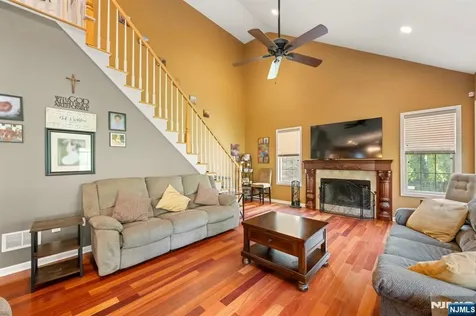 107 Hamilton Trail Totowa NJ 07512