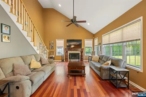107 Hamilton Trail Totowa NJ 07512