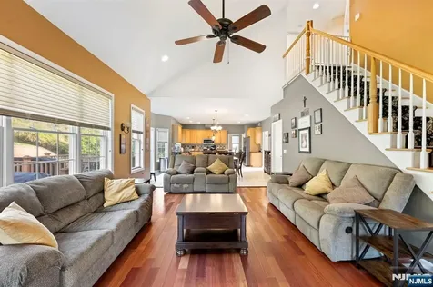 107 Hamilton Trail Totowa NJ 07512