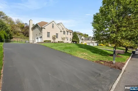 107 Hamilton Trail Totowa NJ 07512