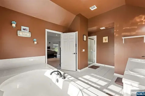 107 Hamilton Trail Totowa NJ 07512