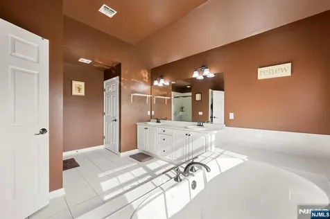 107 Hamilton Trail Totowa NJ 07512