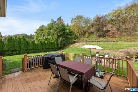 107 Hamilton Trail Totowa NJ 07512