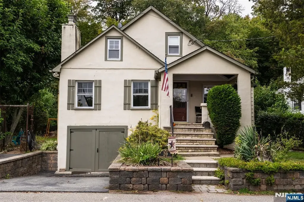 20 Sunrise Avenue Bloomingdale NJ 07403