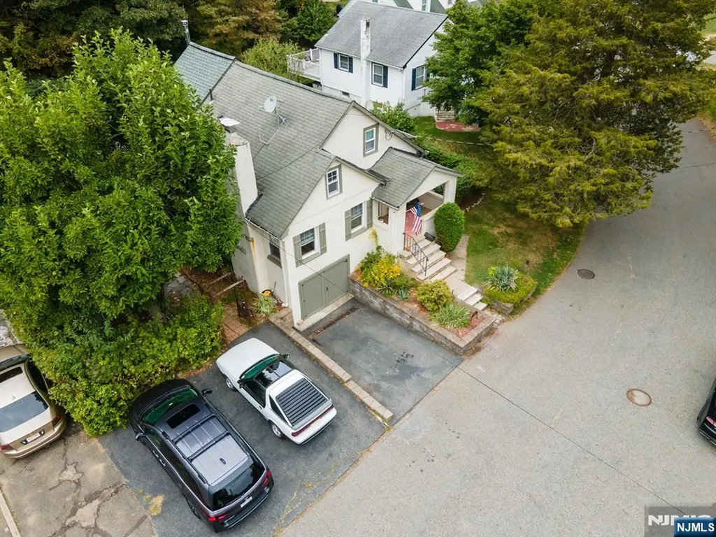 20 Sunrise Avenue Bloomingdale NJ 07403